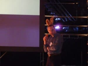Rob in verbinding met het TEDx publiek - 25+ jaar ervaring in transformatiecoaching